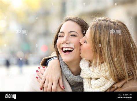 beso de amigas